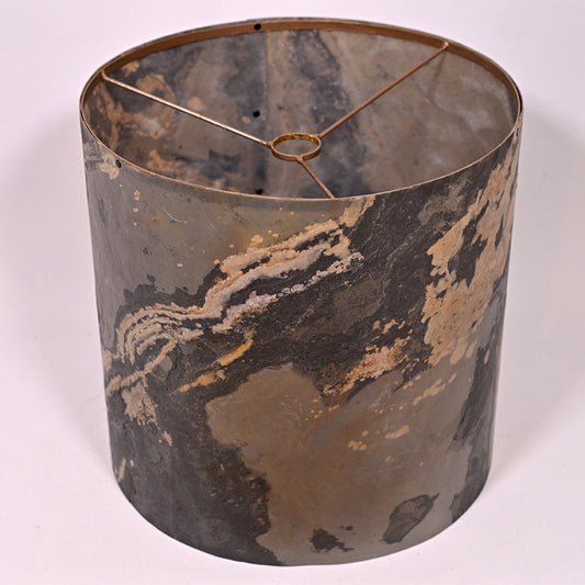 Vue de dessus de l'abat-jour en feuille d'ardoise rustique. 38x38 cm. Atelier Maus