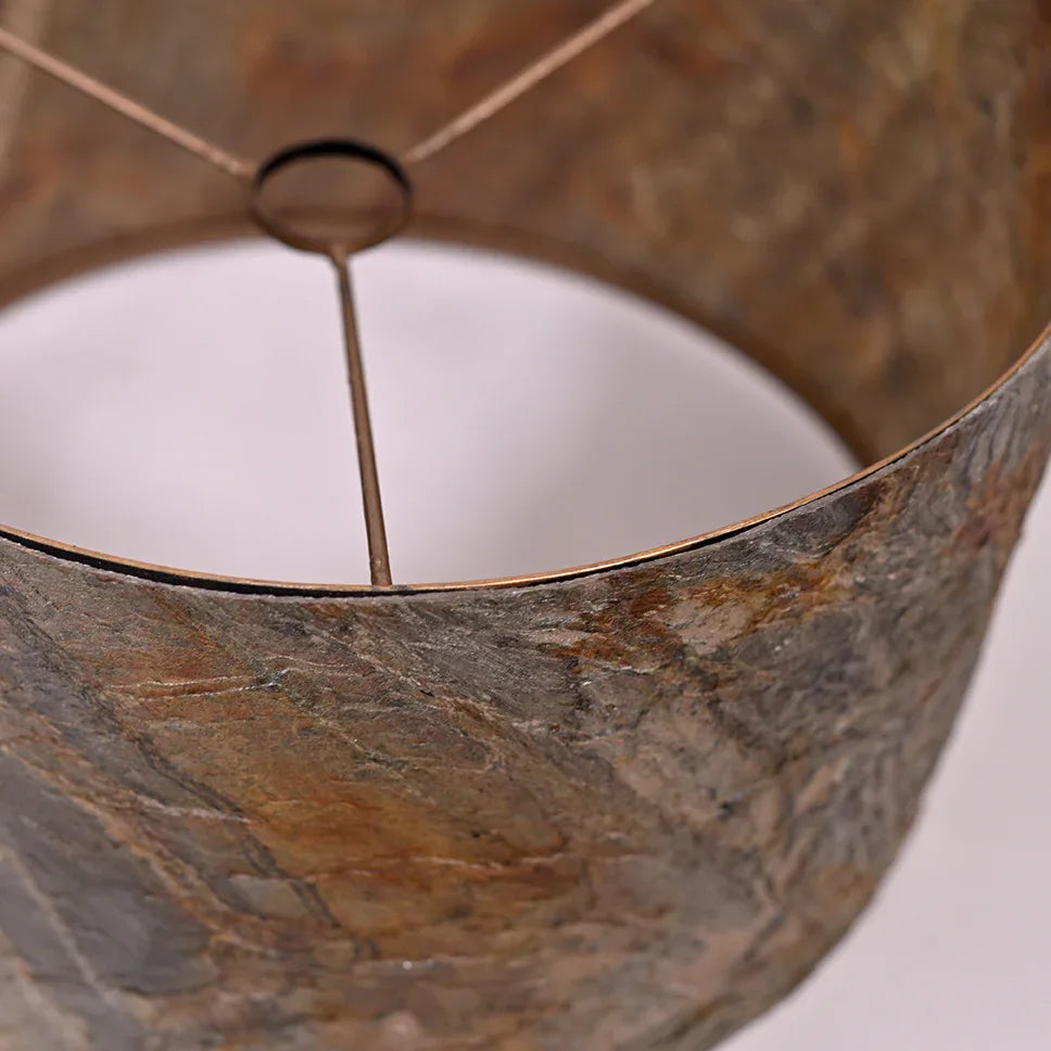 détail de l'abat-jour en feuille de mica irisé et sa structure en acier et poudre de bronze. Atelier Maus