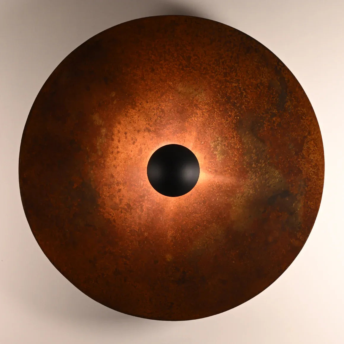 Applique Rovelli Rouille installée montrant l'éclairage mural design et les nuances de la finition oxydée