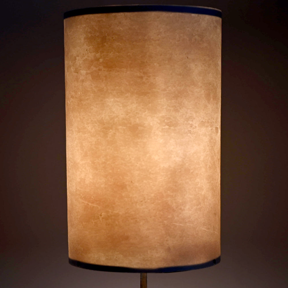 Vue rapprochée de l'abat-jour en feuille de mica blanc translucide aux reflets lumineux