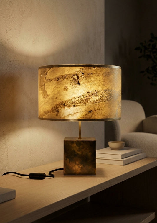 Mise en scène virtuelle de la Lampe à poser Cassini Aura en ardoise Tan et acier patiné irisé aux nuances brunes, vertes, bleues et ocres. Style contemporain organique