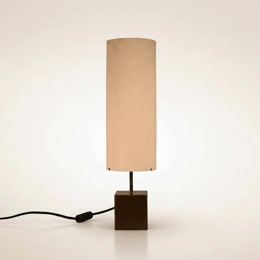Lampe à poser Halley Halo avec cube en acier cuivré vernis brillant et abat-jour en feuille de mica blanc, hauteur 56 cm