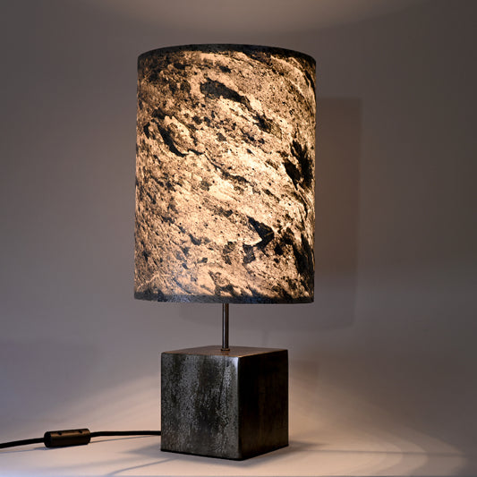 Lampe Halley Aura patine noire et mica argenté allumée