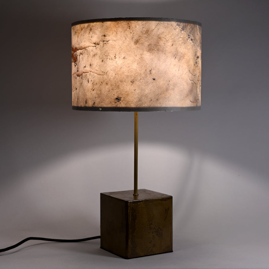 Lampe Képler Aura poudre de bronze et laiton avec ardoise Blanco dans un intérieur contemporain. Blanco M