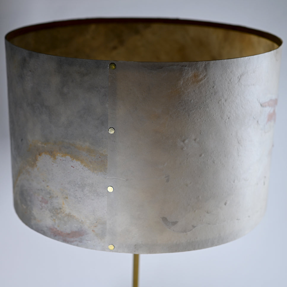 Vue rapprochéede l'abat-jour de la lampe Képler Aura - détail patine bronze laiton et ardoise blanche