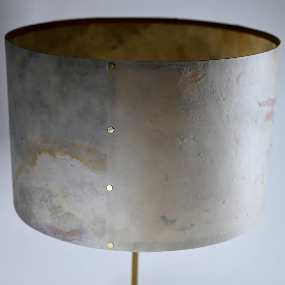 Vue rapprochéede l'abat-jour de la lampe Képler Aura - détail patine bronze laiton et ardoise blanche