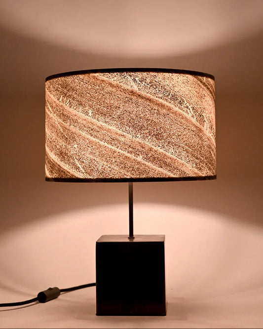 Vue de face de la lampe Cassini en acier et feuille de marbre Taille M . Atelier Maus
