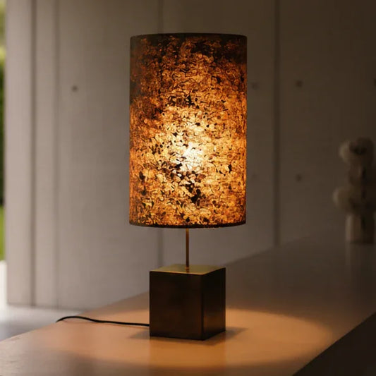 Lampe Halley Aura en acier patiné cuivre avec abat-jour translucide en mica cuivré créant une lumière nuancée