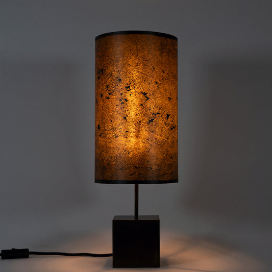 Lampe Halley Aura vue de face, structure en acier patiné noir avec abat-jour en feuille d'ardoise naturelle