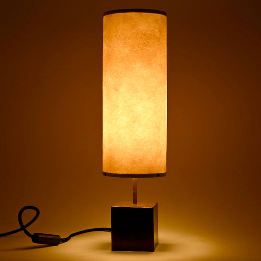 Lampe Halley Halo patine cuivre et mica blanc dans un intérieur élégant