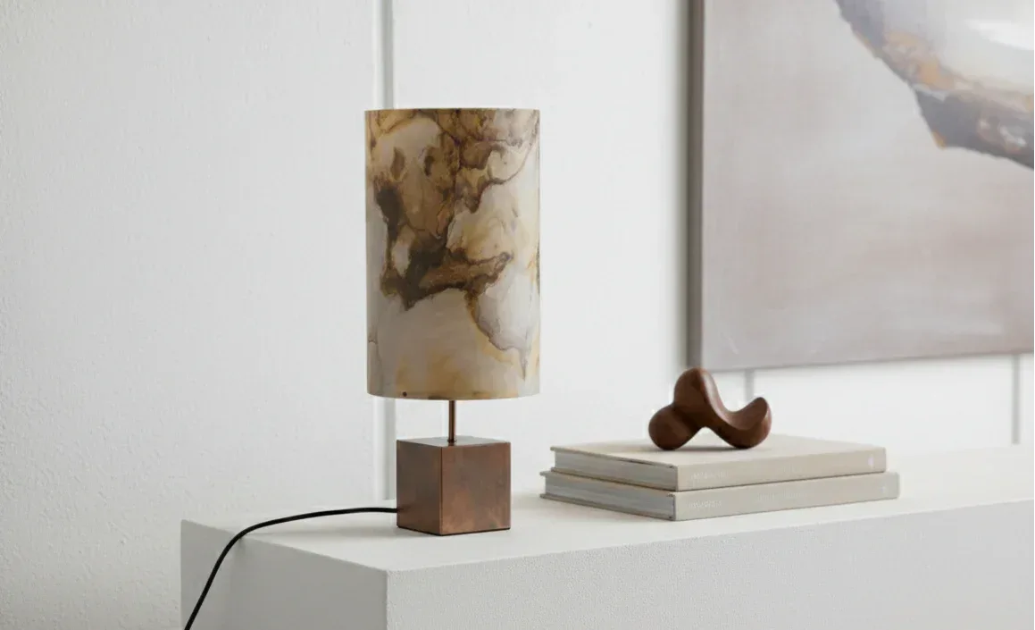 Lampe Halley de l'atelier Maus en acier cuivré et feuille d'ardoise mica ou pierre de lune sur une console de style contemporain en bois blanc laqué - Atelier Maus. Taille H