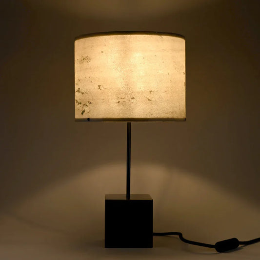 Lampe Képler Halo patine cuivre et mica vert dans un intérieur moderne