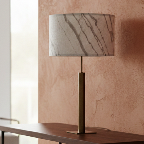 Lampe Rosalynd de l'atelier Maus sur une console dans un salon design