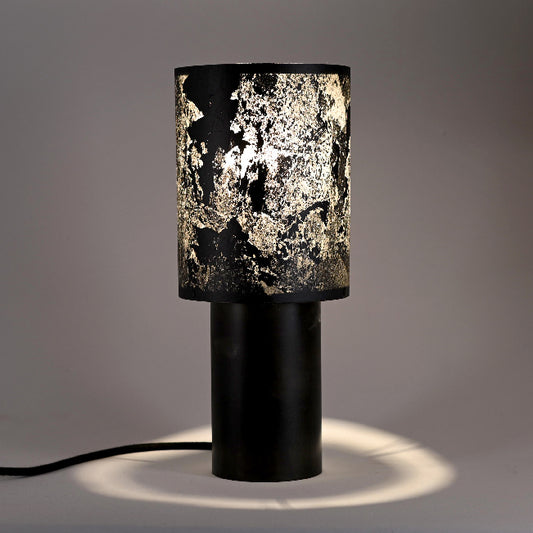 Lampe Wilkins allumée révélant la profondeur de nuances de l'ardoise naturelle