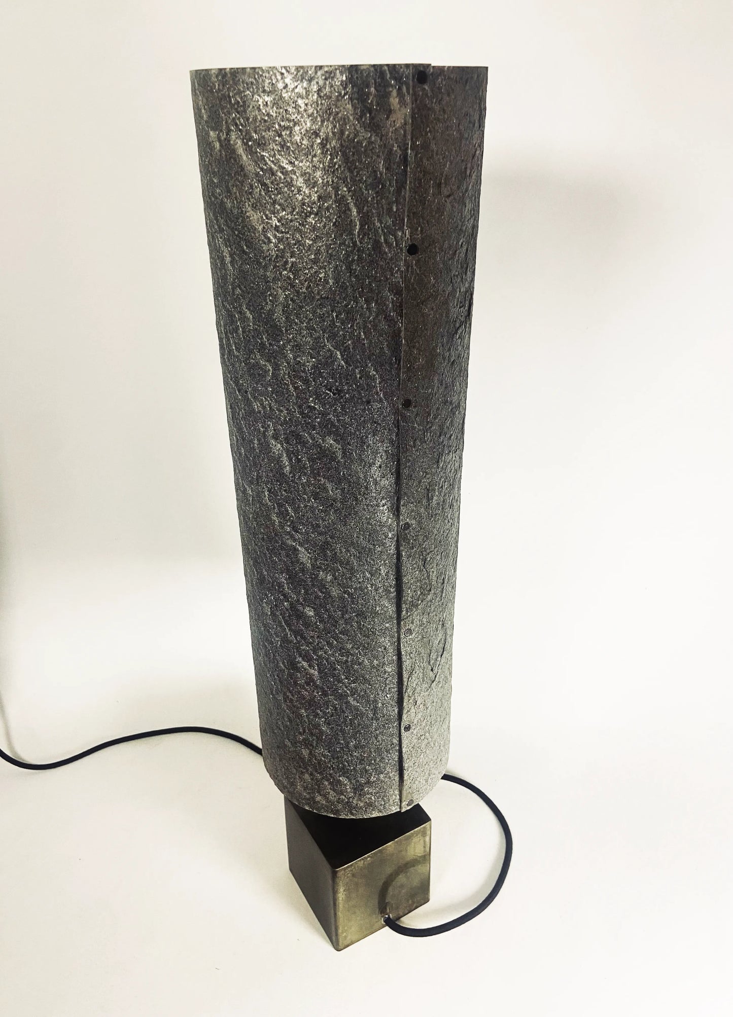 Vue en plongée de la Lampe artisanale unique en acier patiné et feuille de mica argenté allumée. création originale de l'atelier Maus. Fabriqué en France