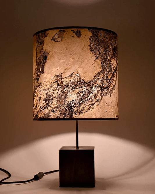 Vue de face de la lampe en acier et feuille d'ardoise rustique. Atelier Maus