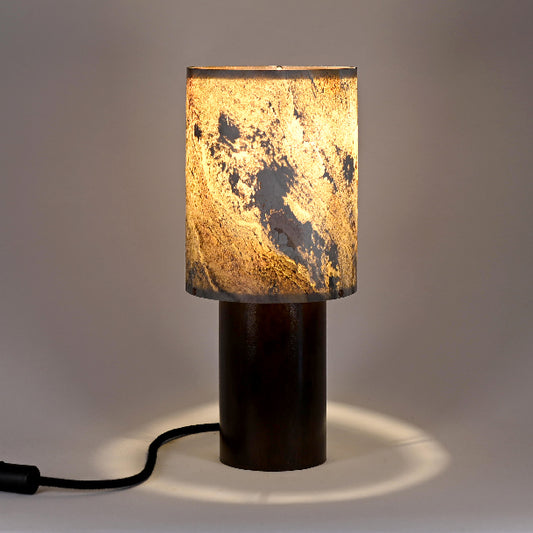 Lampe à poser Wilkins en acier oxydé rouille avec abat-jour en feuille de pierre de lune