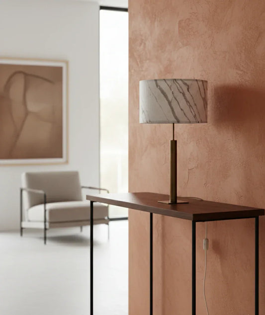 Lampe Atelier Maus posée sur une console design dans un intérieur contemporain