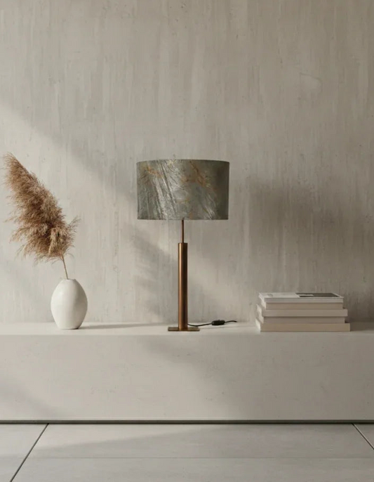 Lampe rosalynd de Atelier Maus dans un interieur sobre et chic contre un mur en béton ciré gris