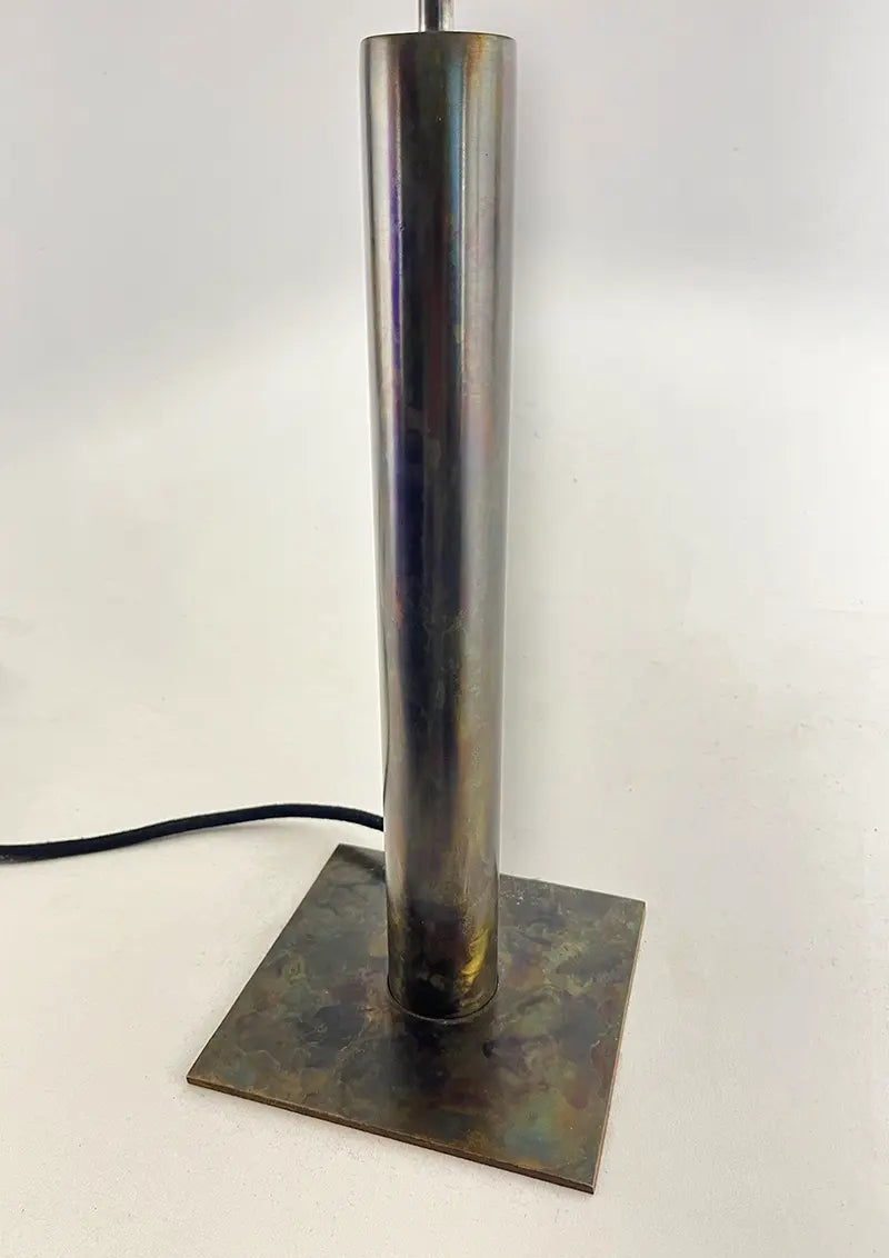 Détail du pied de la lampe en acier patiné de fabrication artisanale au design minimaliste, modèle Rosalynd par l'atelier Maus