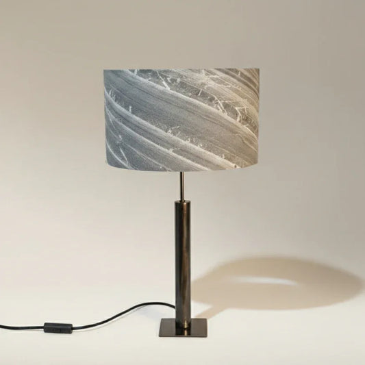 Photo en gros plan de la lampe Rosalynd en acier patiné et feuille de marbre cipollino
| Atelier Maus