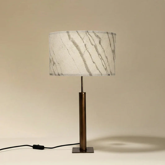 Photo de la lampe Rosalynd en acier cuivré et feuille de marbre Statuario | Atelier Maus