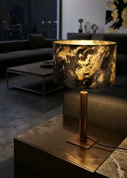 lampe en acier cuivré et feuille d'ardoise rustique de l'atelier Maus dans un interieur contemporain design le soir