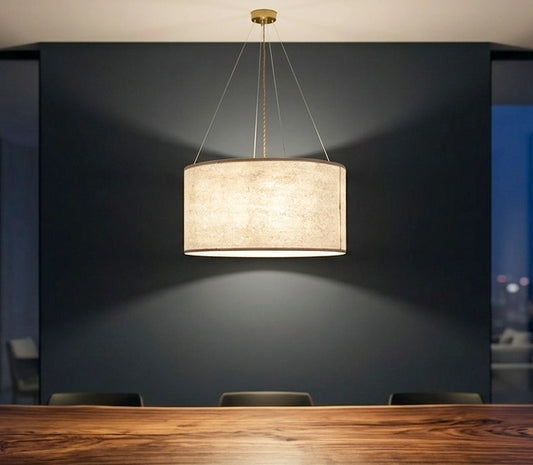 Suspension en feuille de mica vert gris naturelle de 63 cm allumée dans un intérieur contemporain au dessus d'une table à manger - Collection Thessalie de l'atelier Maus - Pièce unique de fabrication artisanale française