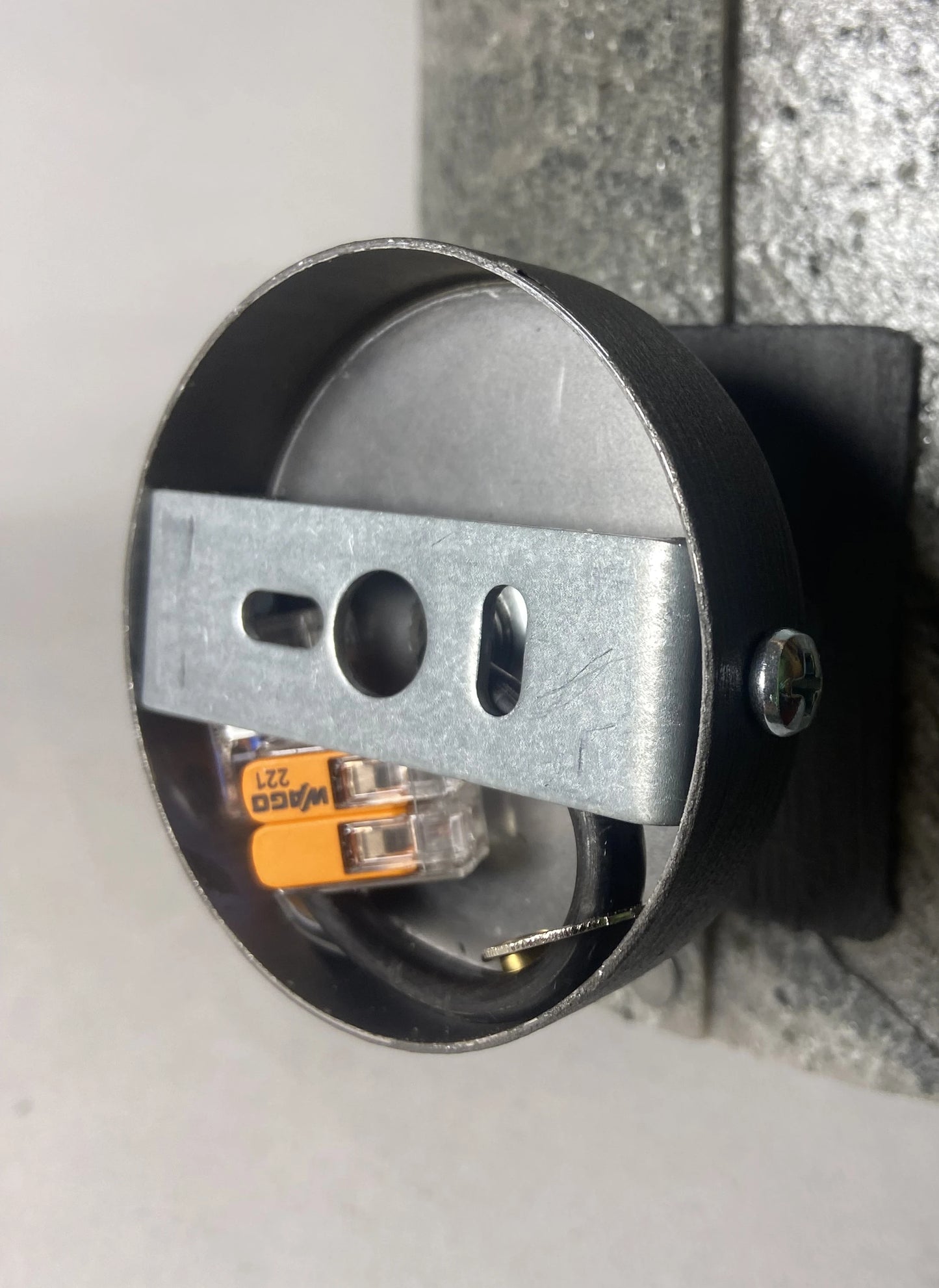 détail du systeme de fixation de l'applique Véra de l'atelier Maus.