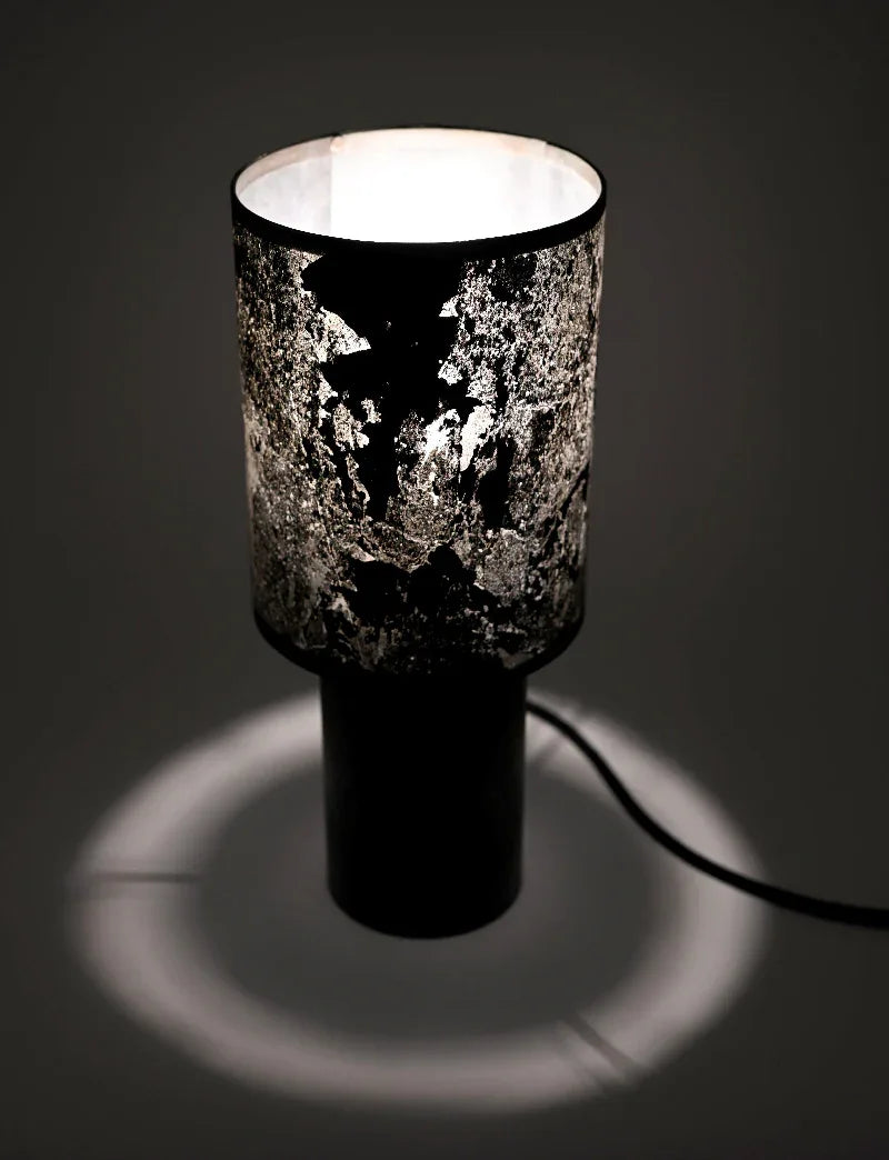 Vue rapprochée de l'abat-jour en feuille d'ardoise naturelle aux nuances noires et grises