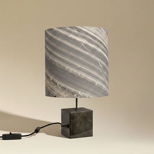Lampe Cassini Patine noire et feuille de marbre Cipollino de l'atelier Maus