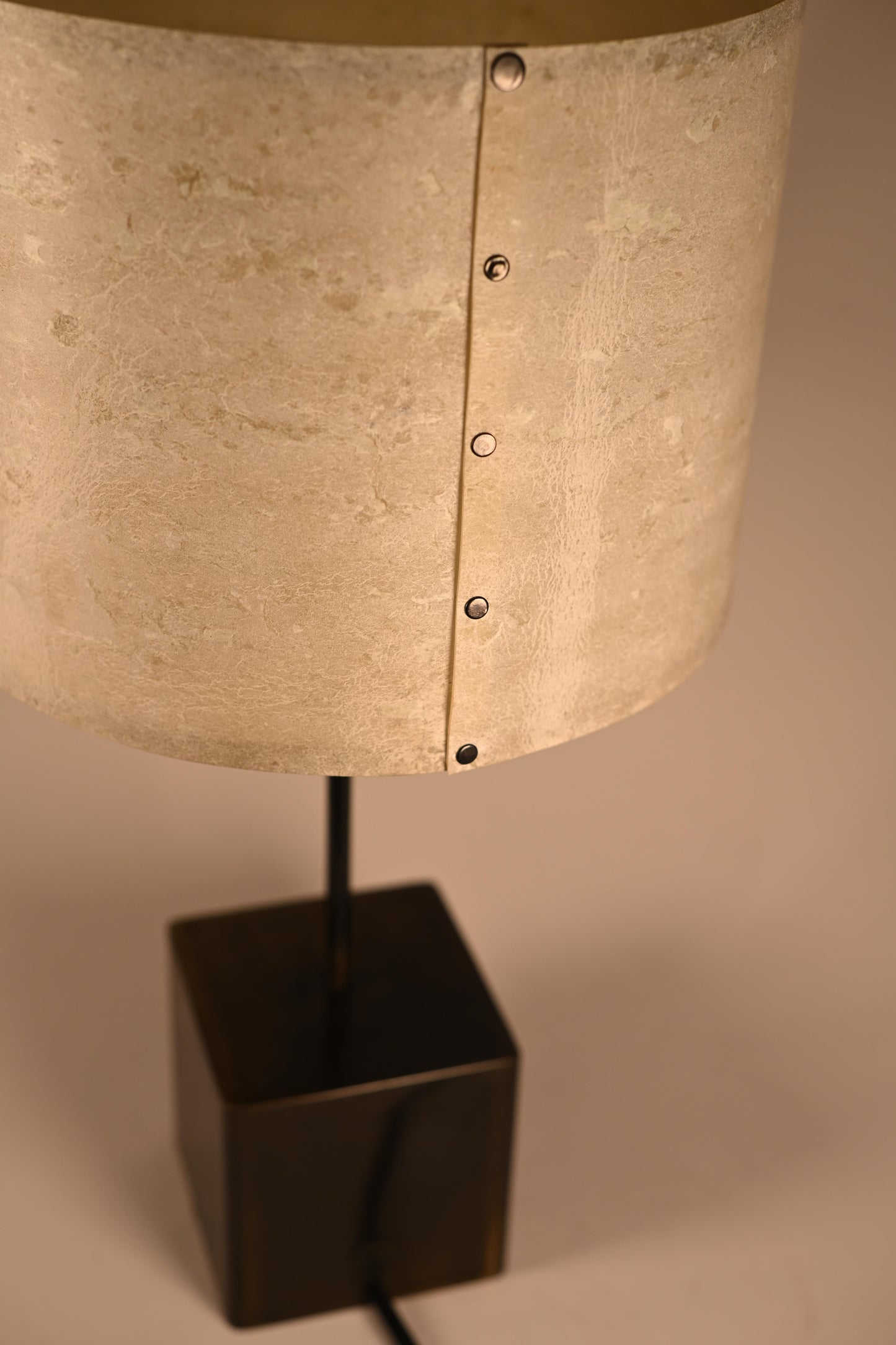 Vue rapprochée lampe Képler Halo - détail de la patine cuivre artisanale