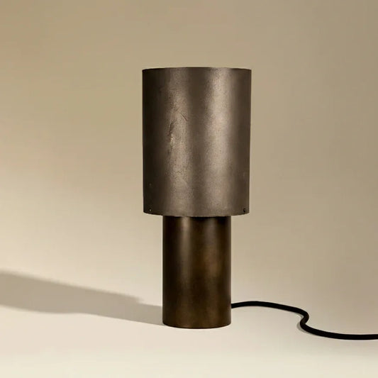 Lampe à poser Wilkins en acier oxydé bruni avec abat-jour en feuille d'ardoise naturelle aux tons noirs et gris, hauteur 37 cm
