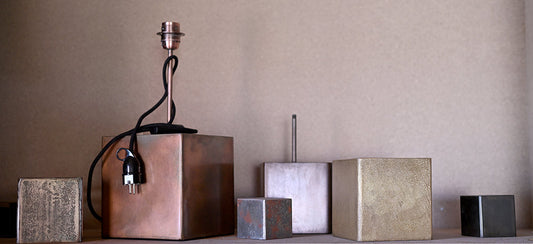 Pieds de lampe et cubes en acier patinés