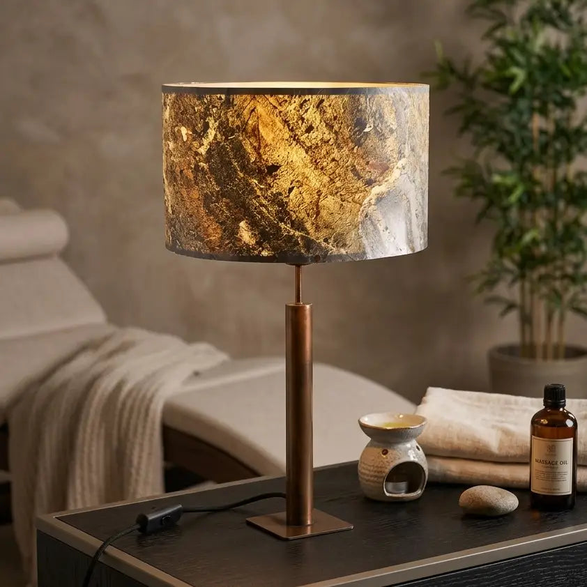 Lampe Rosalynd . Pied cuivré et feuille de mica. Pièce unique de créateur. Atelier Maus