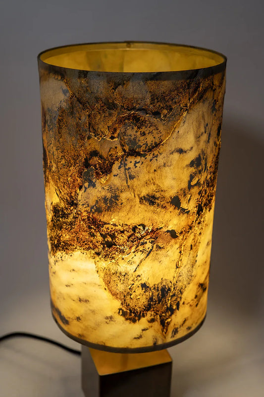 vue rapprochée de l'Abat-jour en ardoise pierre de lune adaptable allumé - Atelier Maus - Fabriqué en France. Taille H