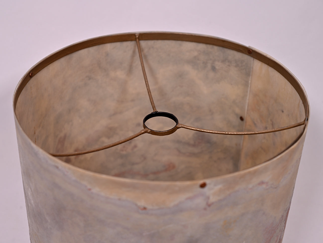 Détail de l'abat-jour en feuille d'ardoise blanco et carcasse en acier et poudre de bronze. Atelier Maus