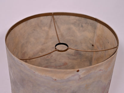 Détail de l'abat-jour en feuille d'ardoise blanco et carcasse en acier et poudre de bronze. Atelier Maus