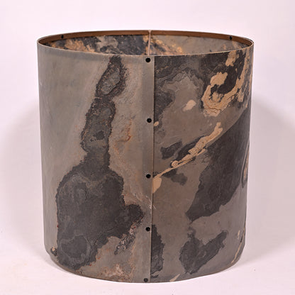 Vue arrière de l'abat-jour en feuille d'ardoise rustique. 38x38 cm. Atelier Maus