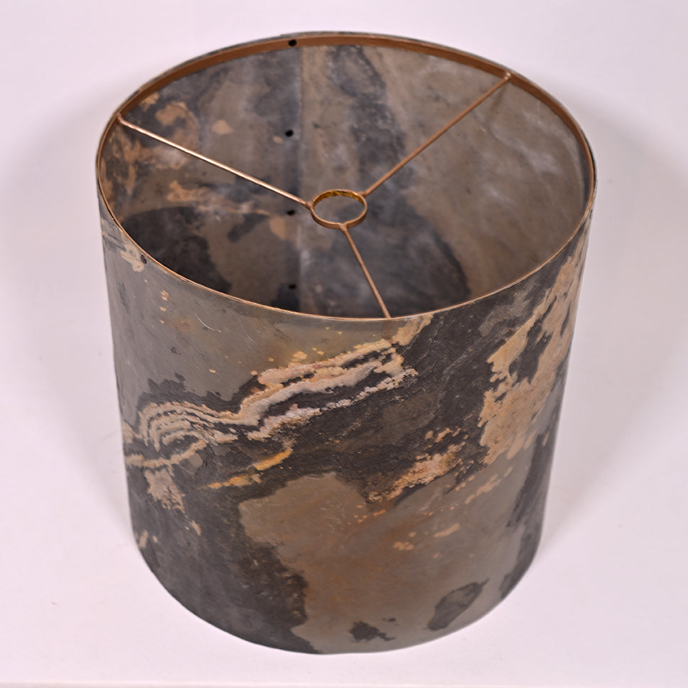 Détail de la structure en acier et poudre de bronze de l'abat-jour en feuille d'ardoise rustique. 38x38 cm. Atelier Maus