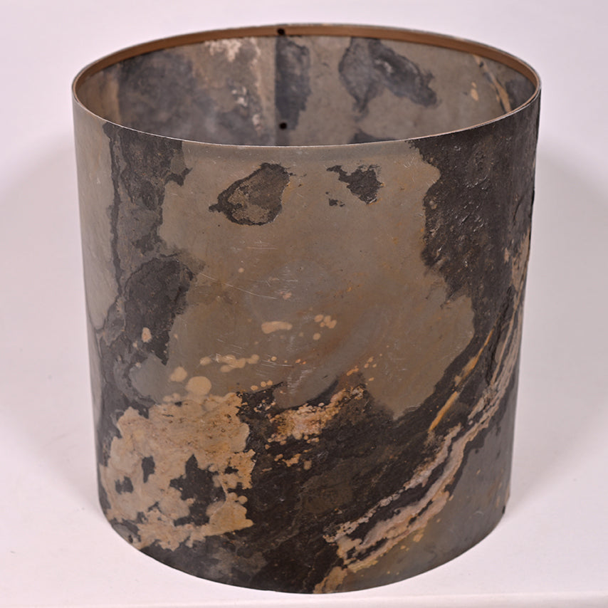 Vue de l'abat-jour en feuille d'ardoise rustique, structure en acier et poudre de bronze. Atelier Maus