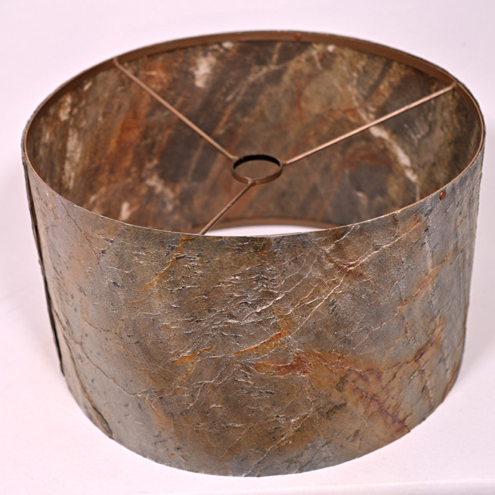 Vue d'un abat-jour en feuille de mica irisé et structure en acier revêtu de poudre de bronze I Atelier Maus