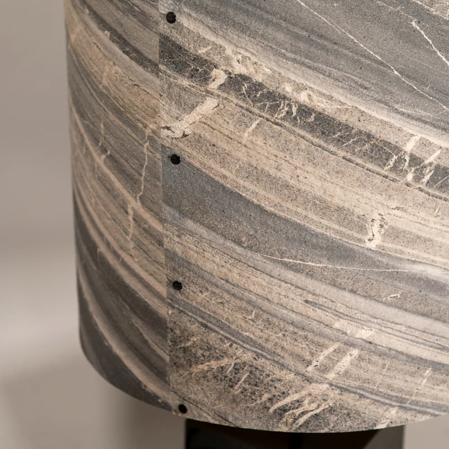 Détail de l'abat-jour en feuille de marbre Cipollino Taille L | Atelier Maus