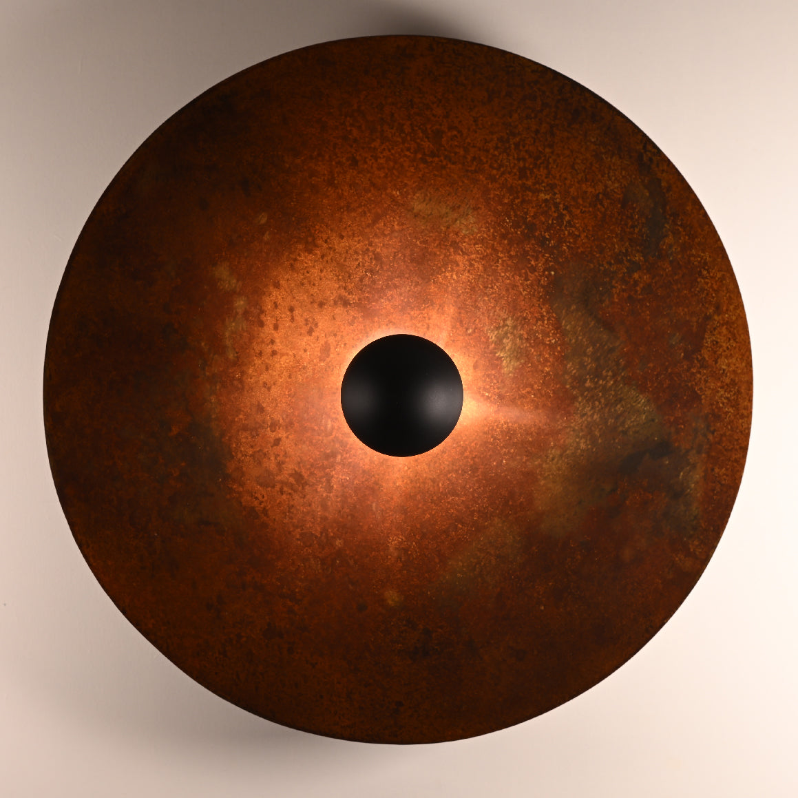 Applique Rovelli Rouille installée montrant l'éclairage mural design et les nuances de la finition oxydée