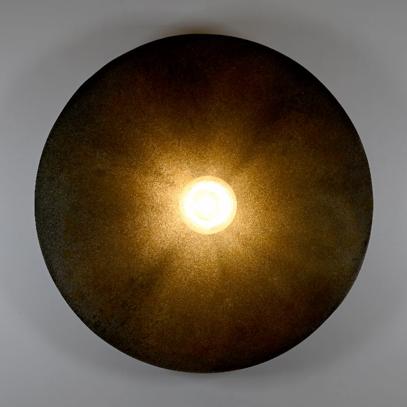 Applique Rovelli Ombres vue de face montrant les reliefs subtils et la patine oxydée de l'acier