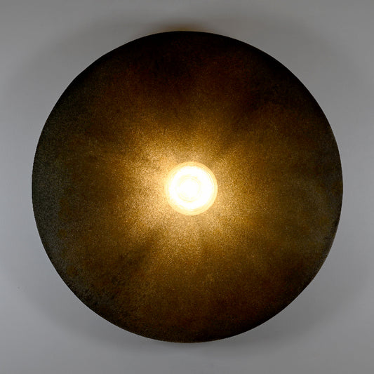 Applique Rovelli Ombres vue de face montrant les reliefs subtils et la patine oxydée de l'acier