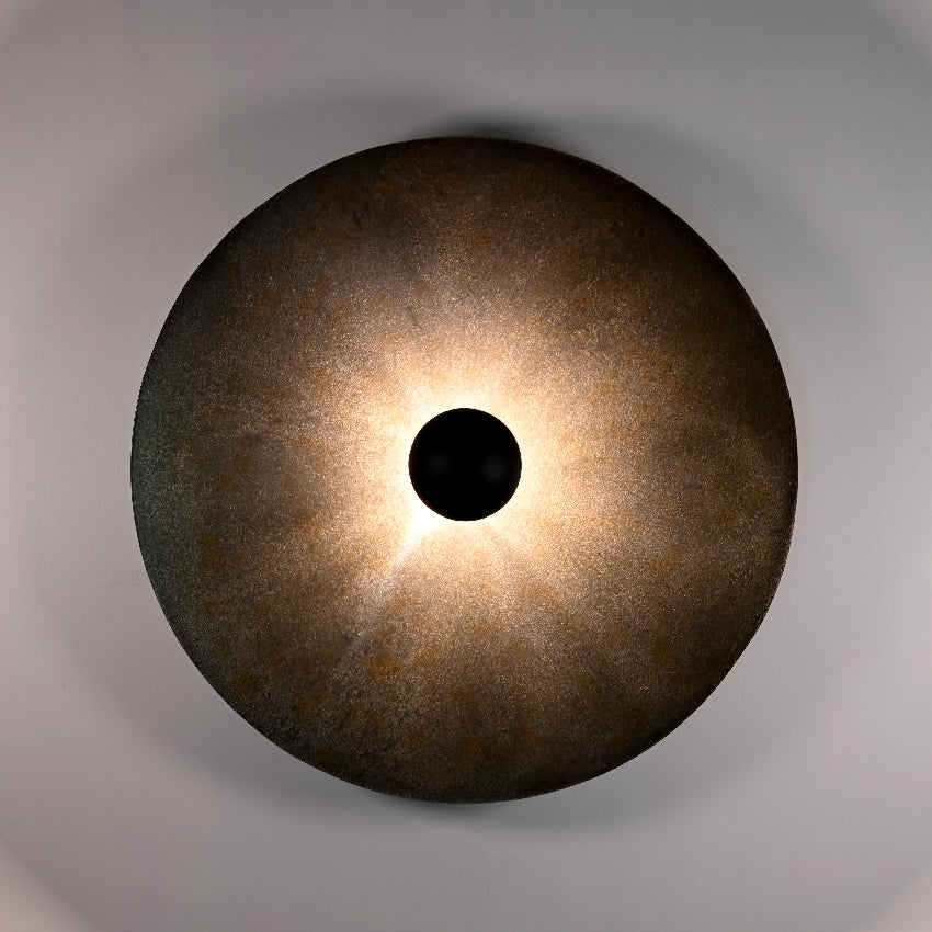 Applique Rovelli Ombres en acier oxydé allumée avec ampoule a calotte déco