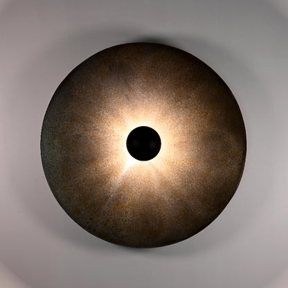 Applique Rovelli Ombres en acier oxydé allumée avec ampoule a calotte déco