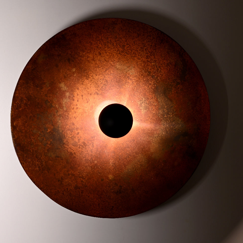 Applique Rovelli Rouille vue de face montrant les reliefs subtils et la patine oxydée de l'acier