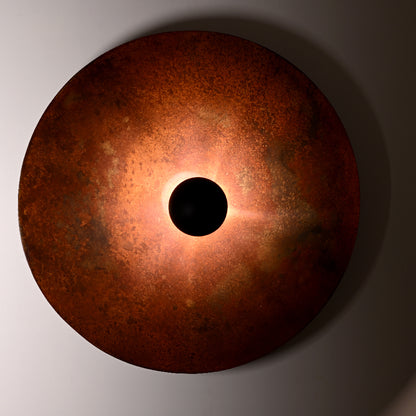 Applique Rovelli Rouille vue de face montrant les reliefs subtils et la patine oxydée de l'acier